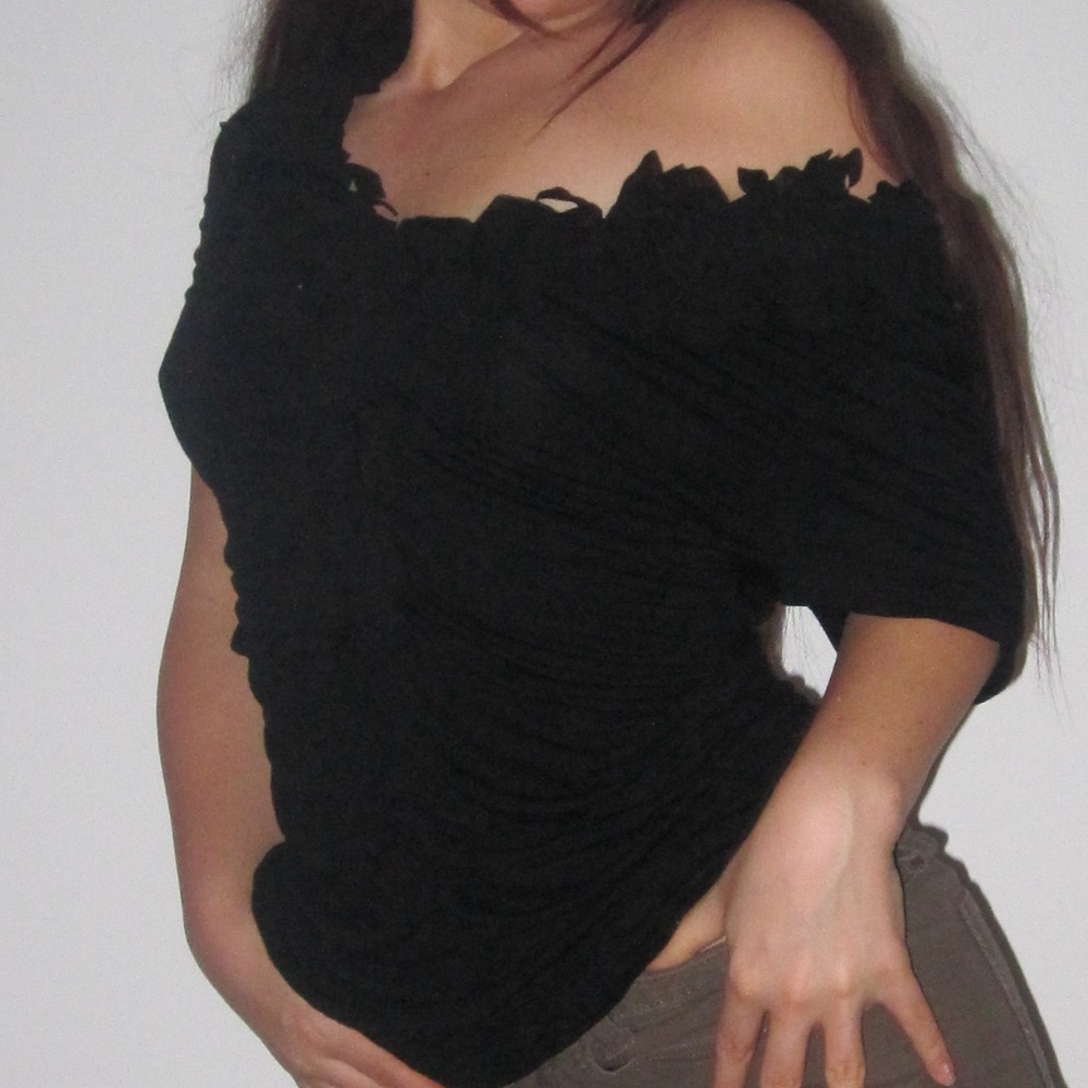 Black Ruffle-Neck Short Sleeve Top 90s vintage